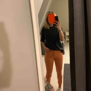  - Skitballa aprikosfärgade jeans från Massimo Dutti. Byxorna är i jättefint skick men kommer tyvärr inte till användning. Skulle säga att det är en liten 38 då jag vanligtvis är en 34/36. 