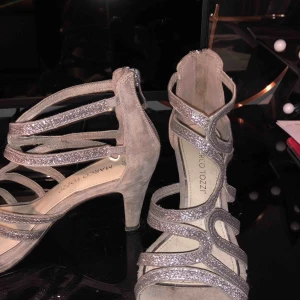  - Perfekta klackar till bal osv, super lätta att gå i och lagom hög klack, använda en gång. 