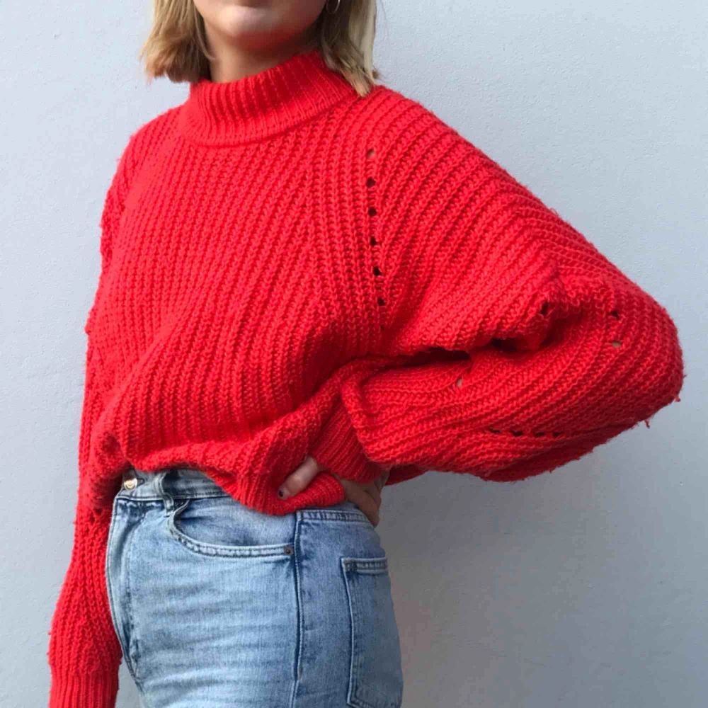 Röd superskön stickad tröja från hm! Köpt för några månader sedan och bara använd ett fåtal gånger! Möts upp i Stockholm eller skickar!!. Stickat.