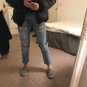 Slitna jeans från bikbok i boyfriend modell😛💕