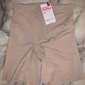  - Helt nya & oanvända shaping pants, att ha under klänning/kjol eller vad som väljes. Aldrig använda & lapp kvar på! 