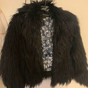  - Jättefin fejk pälsjacka från RocknBlue i jättebra skick, använd endast en gång. Frakt tillkommer 