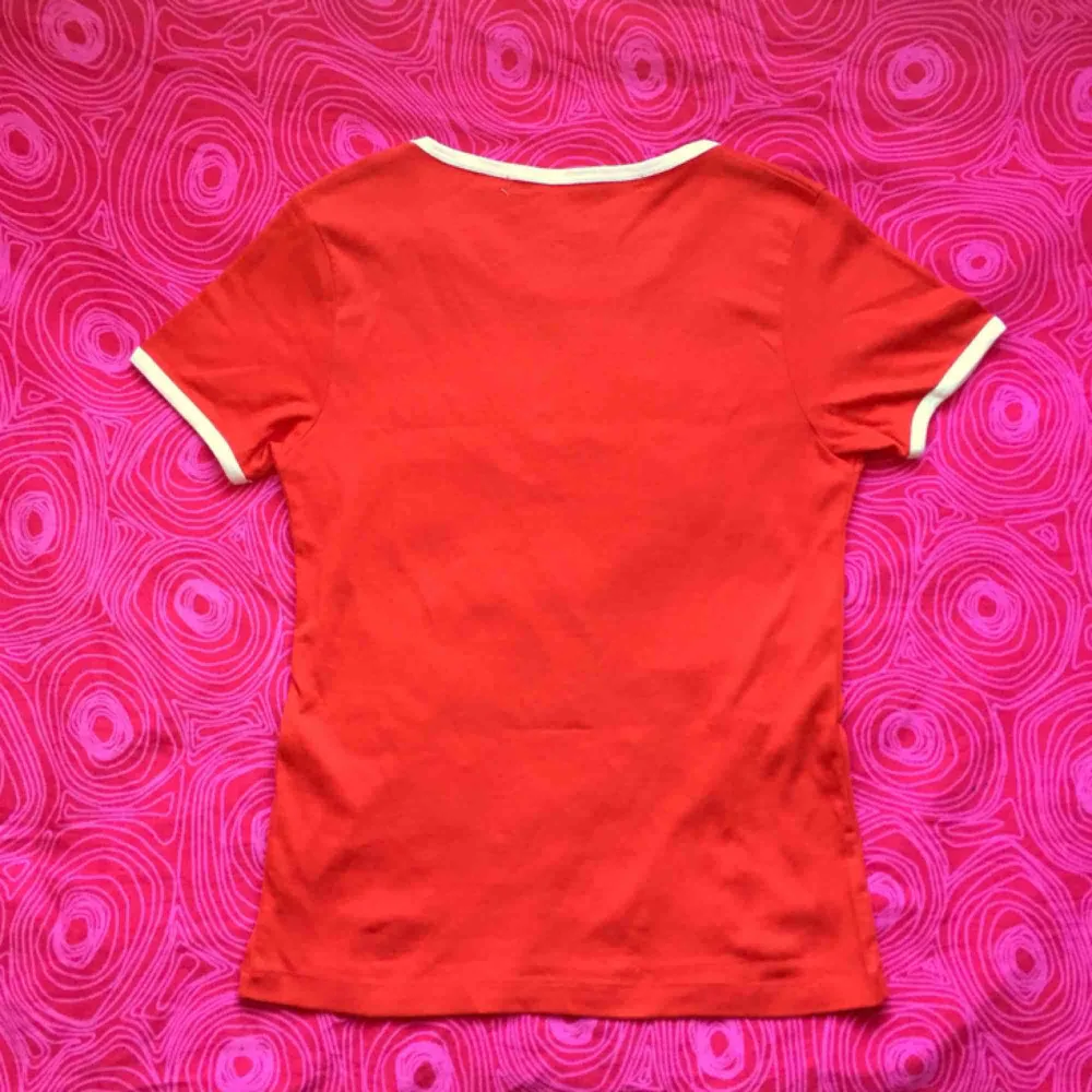 🍎 Röd t-shirt med vitt tryck där det står ’Happy days’. Obs! Det finns sprickor i texten 🍎. T-shirts.