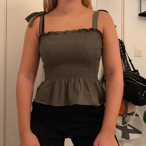  - Söt topp från HM med rosetter på banden. Endast provad, prislapp kvar. Säljer för att banden är för stora för mig! 💚