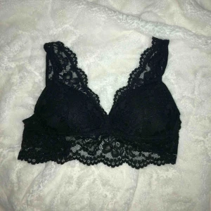  - Superfin svart spets topp från Gina tricot! Använd 2-3 gånger och i mycket bra skick. Frakten ingår 🥰