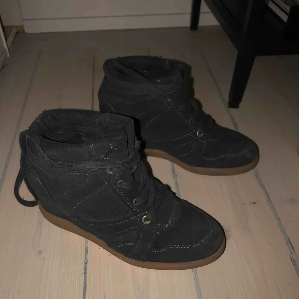 Skitsnygga Pavement skor i storlek 36. Använda 1 gång, så som nya. Lite inbyggd klack och supersnygga till hösten! Gråa mocka. Frakt ingår! :) NYPRIS: 1200kr. Skor.
