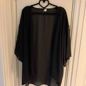  - Genomskinlig jacka 