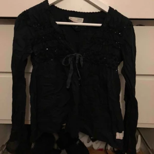  - Denna söta blus kommer från Odd Molly. Har tyvärr fått en reva i sig (se bild två) därför säljes den så extremt billigt!!!   Kan mötas upp i Kungsbacka eller Borås. Kan också skickas mot fraktkostnad. 