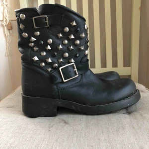  - Skor från Johnny Bulls i jättefint skick.   Kan tänka mig sänka priset något vid snabb affär.   Mötes upp i Kungsbacka, Skene eller Borås eller skickas mot fraktkostnad.  