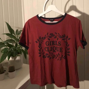  - Jättesöt topp från Monki i perfekta höstfärgerna och med fint tryck! Säljes pga kommer tyvärr inte till användning längre 💕 (köparen står för frakten) 