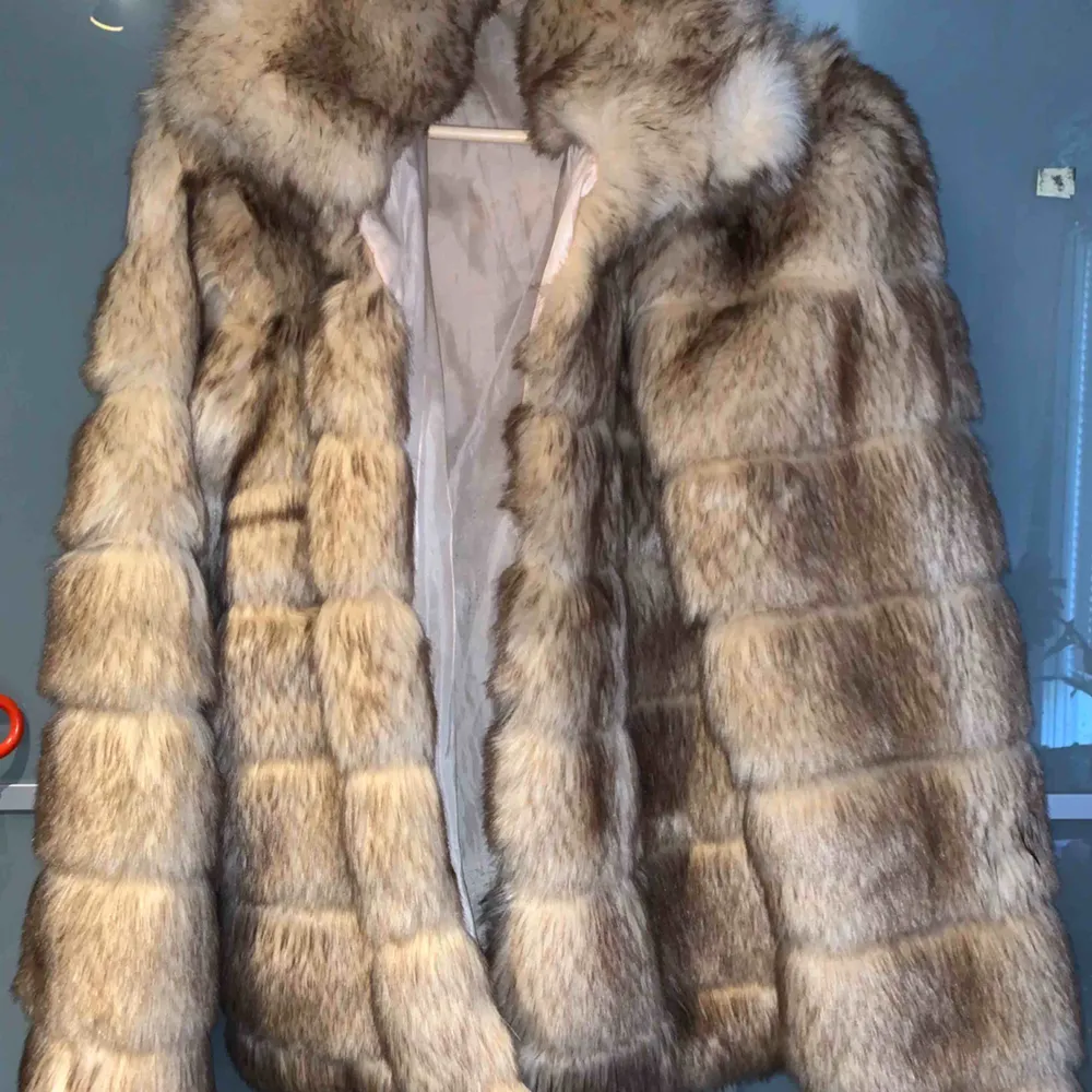 Faux fur jacka från Nelly, använd förra året men i fint skick. Köpt för omkring 700 kr. Storleken är 42 men är rätt liten i storleken så snarare 40 känns den som!. Jackor.