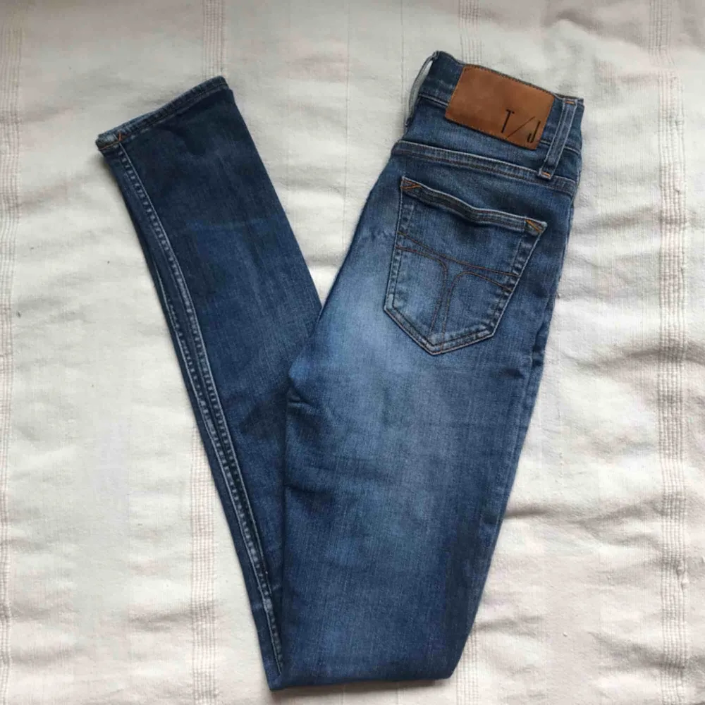 Jeans från Tiger of Sweden i modellen Kelly💙 Storleken är 25/32 med Innerbenslängd 80 cm. Använda men fortfarande fina. Frakt 54kr💌. Jeans & Byxor.