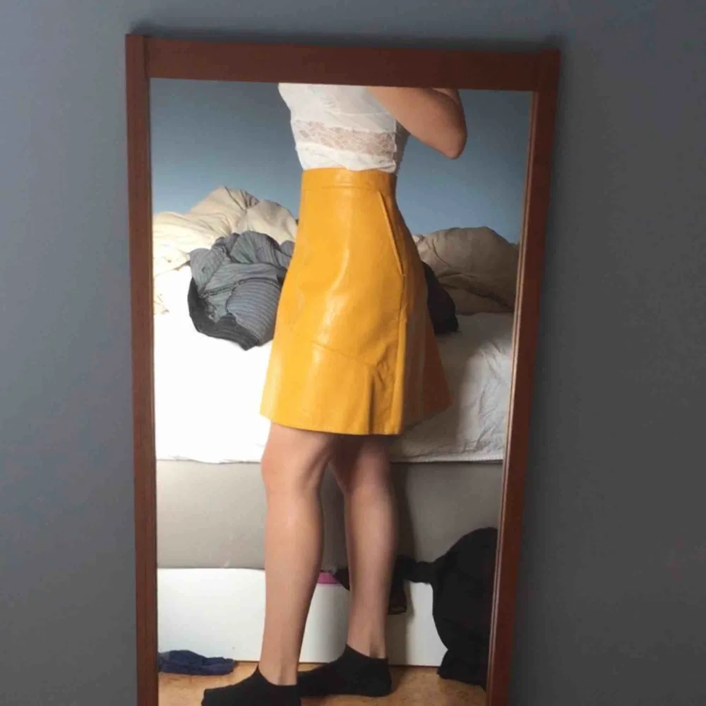 Jättefin kjol i fusk skinn från Zara. Storlek M. Aldrig använd, den va för stor för mig.  Nypris runt 300-400kr 🥰 Den har fickor.  Färgen är mest som på första bilden. Kjolar.