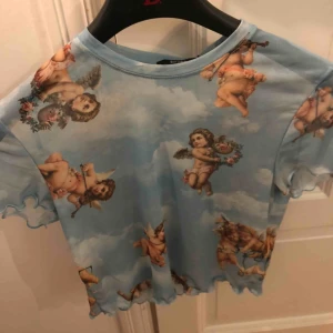  - VÄRLDENS gulligaste topp från bershka, aldrig använd och har lappen kvar🦋 Står L på lappen men är liten i storleken, så trendig🧚🏼‍♀️