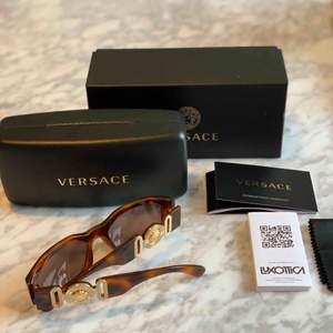 Helt nya oanvända solglasögon ifrån Versaces ikoniska ”biggie” collab. Unisex. Modellen är helt slutsålda i denna färgen! Kvitto, och äkthetsbevis finns  Nypris 2300:- 