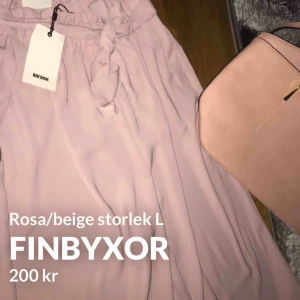  - Väldigt fina byxor i en väldigt fin färg som passar med det mesta! Dem sitter så fint på benen, jag kan tyvärr inte bära dem pga att dem är för långa för mig:( därför säljer jag dem för ett bra pris! Helt oanvända och lappen finns kvar. 