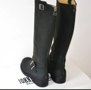  - Johnny Bulls inköpta för ca 3-4 månader sedan. Använt skick men ändå väldigt bra skick då jag ofta smörjer in dem med skokräm osv. 
Nytt pris 1499kr