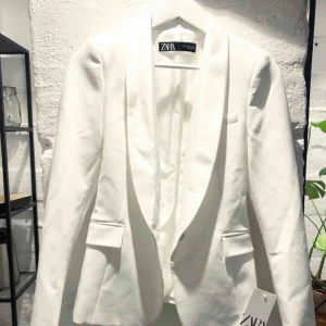  - Vit jättesnygg kavaj från Zara i storlek S. Aldrig använd och prislapp sitter kvar. Nypris 699:- 