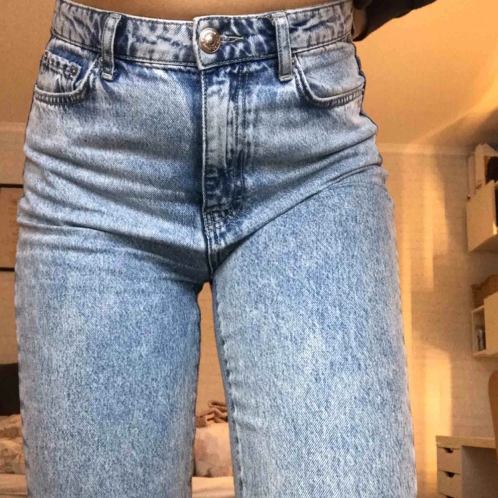 ❗️FRAKT INGÅR❗️ Superfina mom jeans från Gina Tricot. Köpta för ca ett halvår sedan och är i mycket bra skick då de är sparsamt använda. Jag är ca 177cm lång. Kan även mötas upp i Umeå till billigare pris.. Jeans & Byxor.