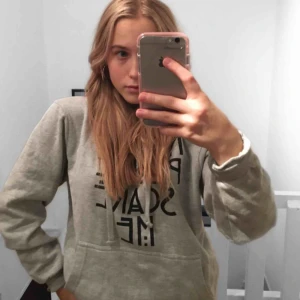  - en grå hoodie som är inspirerad av Ameican Horror Story med texten och citatet. ganska bra luva och väldigt skön inuti. frakt tillkommer.