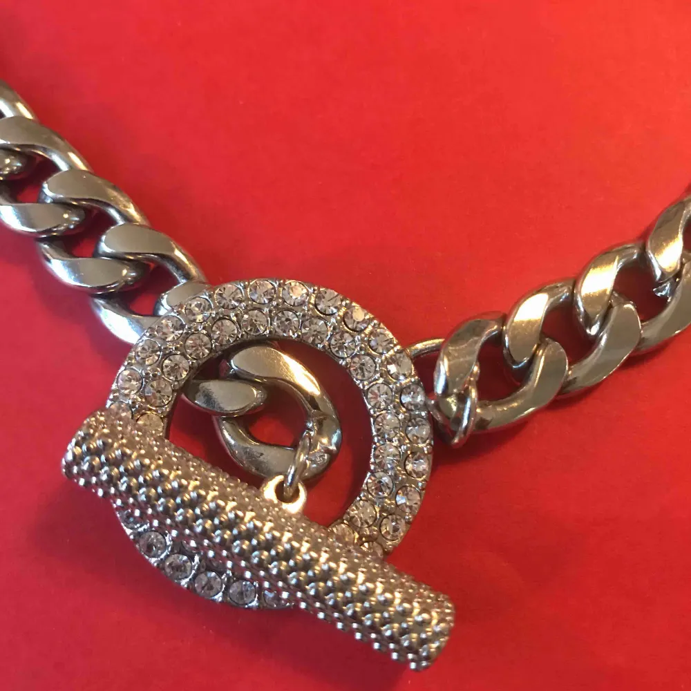 Halsband  silverfärgad med en berlock med kristaller , hämta i Majorna eller skickar för 18kr . Accessoarer.