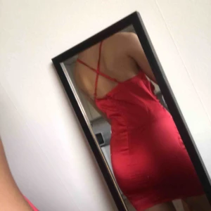  - Jättesnygg röd sidenklänning💕 Perfekt till fest eller till julen.