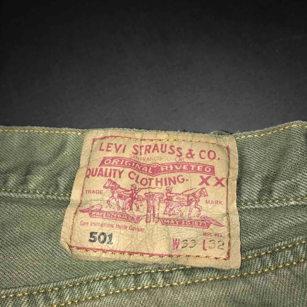 Levis 501 W33 L32 (Något korta på mig som är 181cm). Jeans & Byxor.
