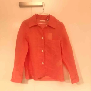  - Röd och vitrandig skjorta. Aldrig använd. Oversize. 