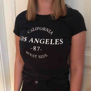  - Fin mörkblå t-shirt men har blivit lite liten