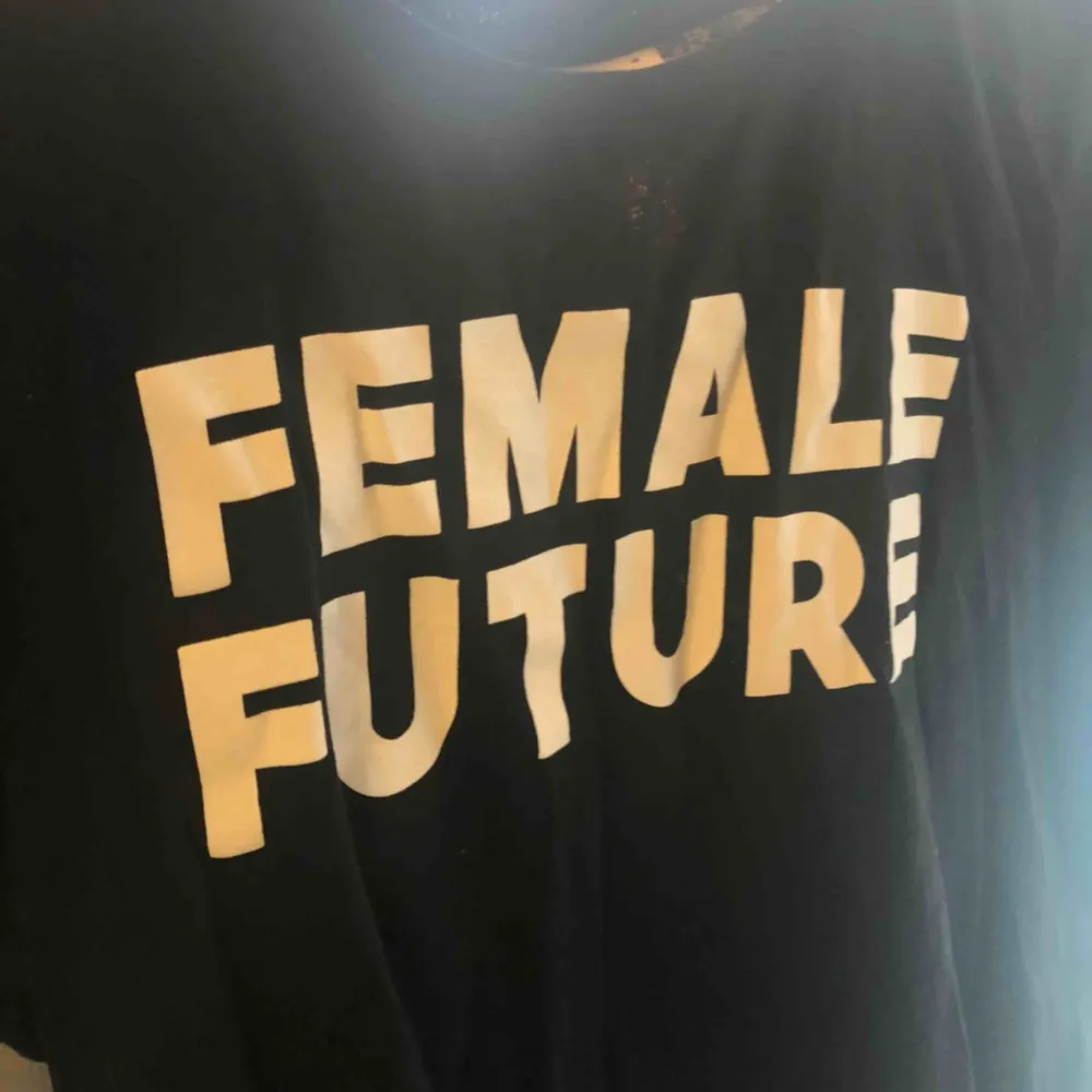 Snygg svart female future t-shirt 🥰. T-shirts.