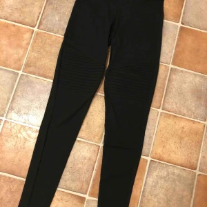  - Oanvända leggings i ”bikermodell”. Storlek xs 