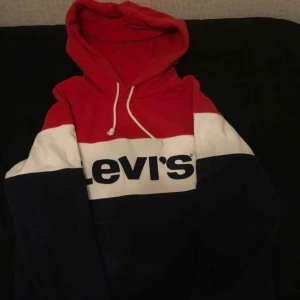  - Äkta Levi’s Hoodie i jätte bra skick, men den är tyvärr för stor för mig.  Köparen står för frakt:)