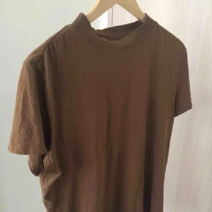  - Jättefin enkel t shirt från zara! Skulle säga att det mer känns som en storlek M än L och den passar även mig lagom som är storlek S. 