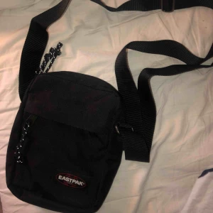  - eastpak the one väska || använd 1-2 ggr så den är i nyskick || justerbara band och mycket utrymme || nypris 299kr säljer för 180kr + fraktkostnad 🦋