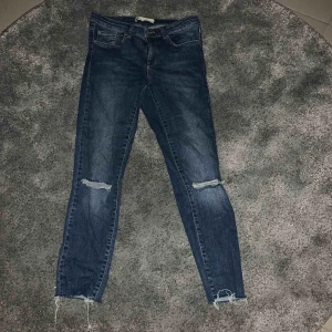  - Knappt använda Alice jeans från Gina Tricot. Frakt tillkommer 