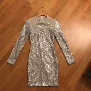  - Paljettklänning från DM använd en kväll