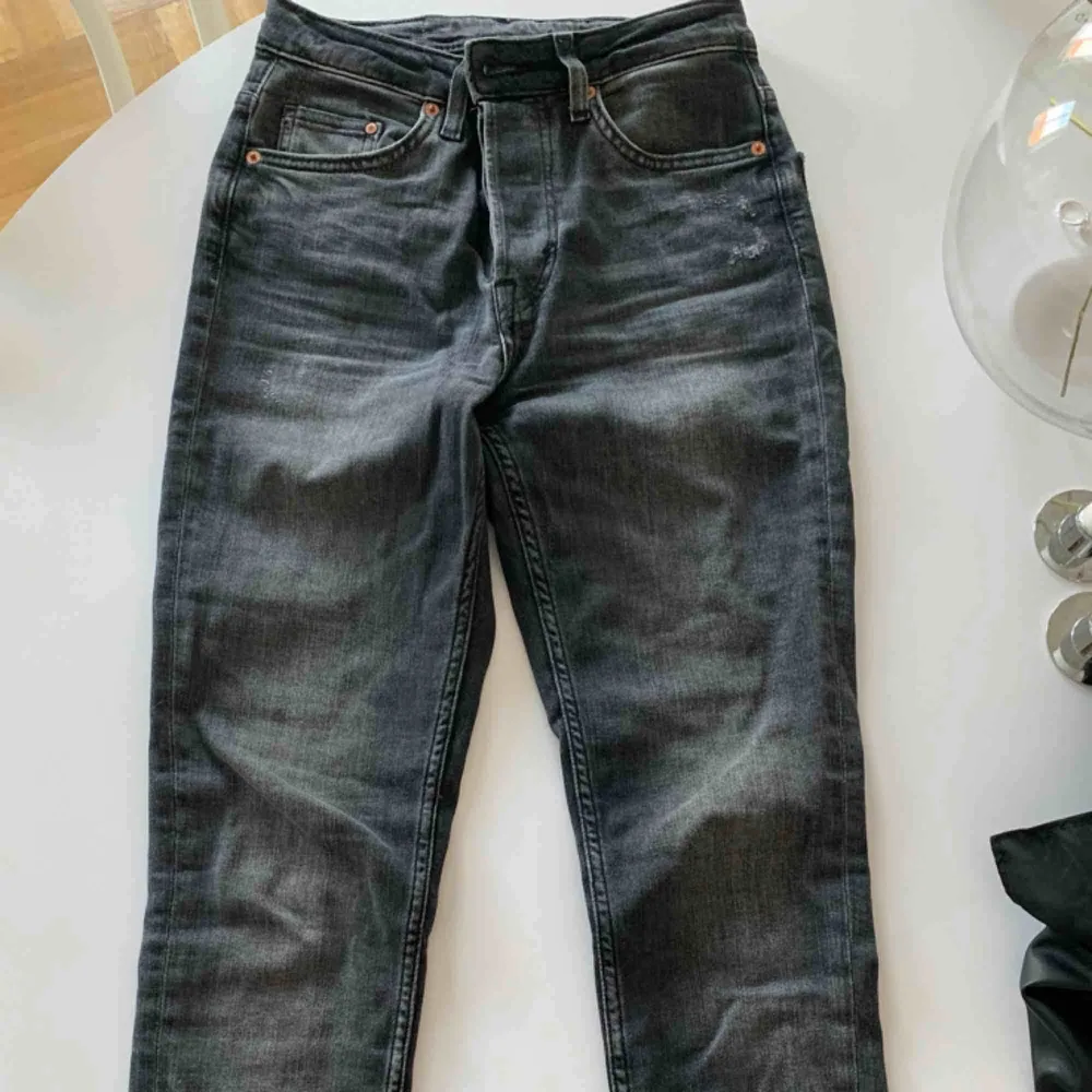 Gråa jeans från HM, avklippta nertill men va så när jag köpte dom! . Jeans & Byxor.