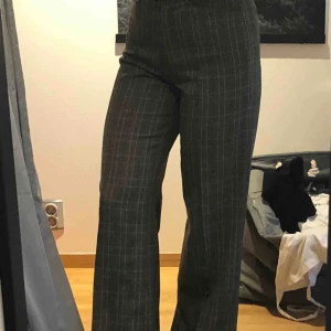  - Ert par asballa kostymbyxor som inte används av mig längre. Står storlek 40 i dom men passar nog 38/40. Har några ljusrosa ränder som visas på bild 3. Köparen står för frakt 