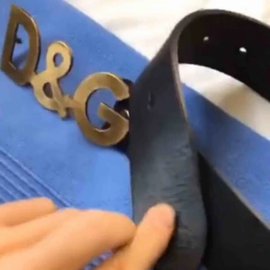  - Ett äkta dolce and gabbana bälte köpt från en vintage designer butik i östermalmstorg 