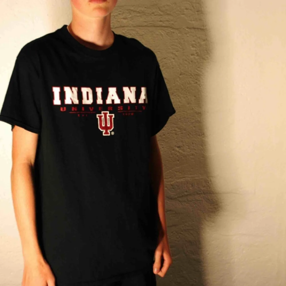 En fin t-shirt från Indiana university i väldigt bra kvalité . T-shirts.
