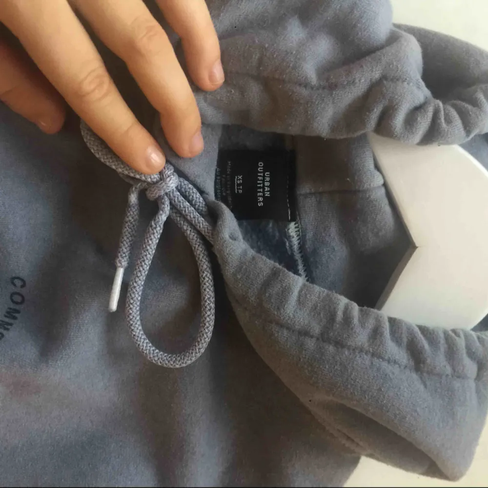 En grå unik hoodie från urban outfithers. Med coolt tryck i bak! . Tröjor & Koftor.