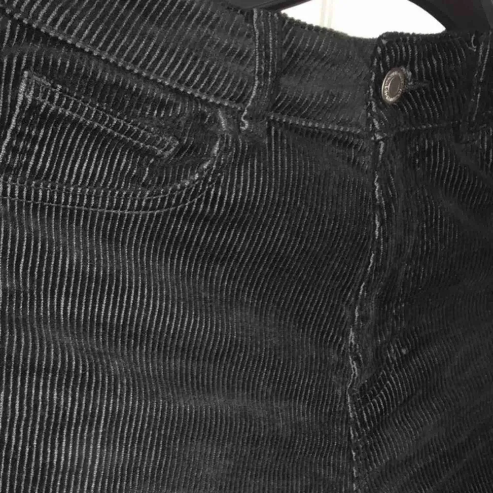 fina ribbade jeans som jag använt endast en gång, storlek 38. Materialet är väldigt skönt köpt för 600kr på bikbok. Jeans & Byxor.