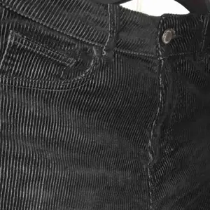 fina ribbade jeans som jag använt endast en gång, storlek 38. Materialet är väldigt skönt köpt för 600kr på bikbok