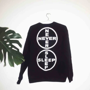  - Gabber Eleganza Never Sleep sweat, printad på Gildan-tröja i storlek M. Nypris ~600