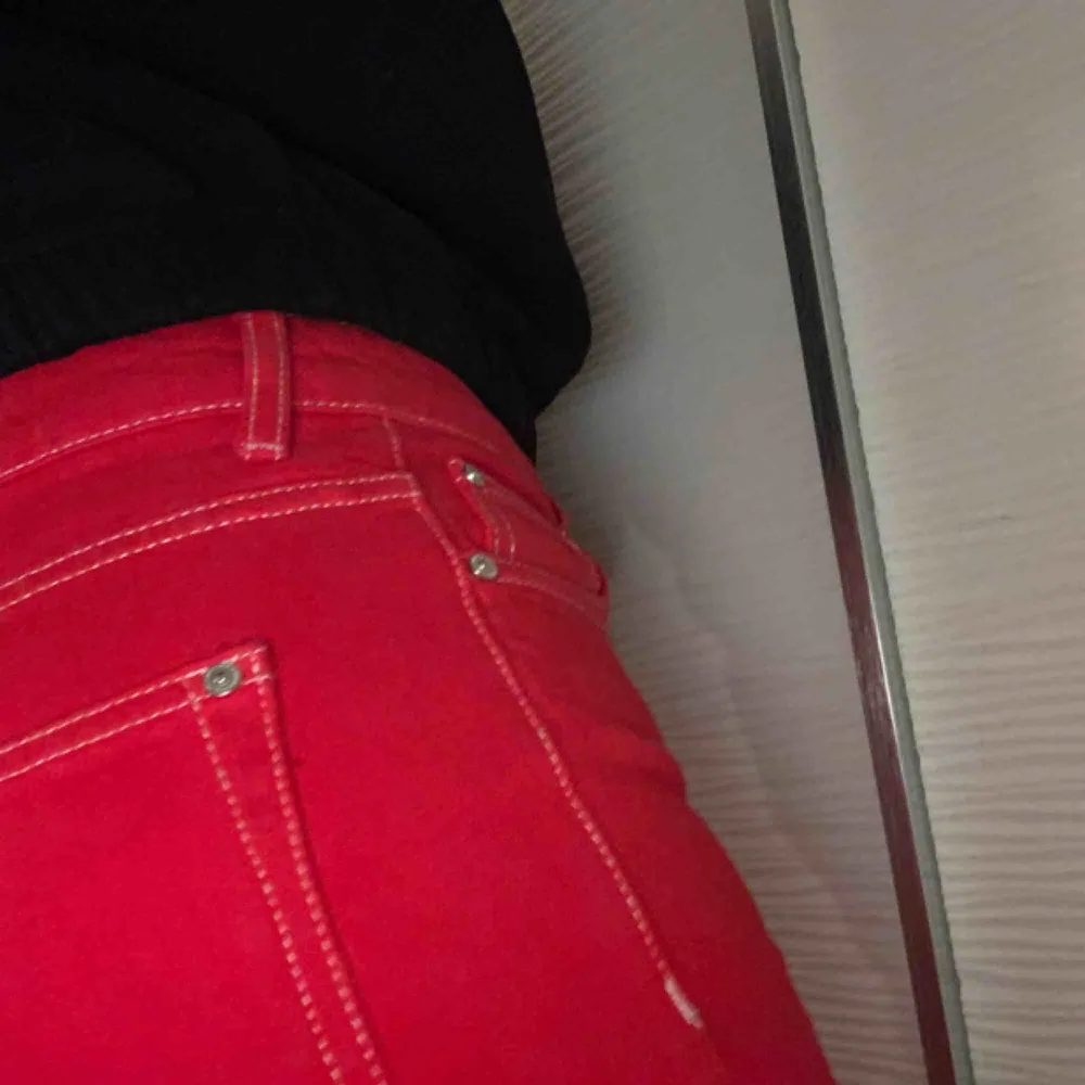 Jeans från NA-KD. Använda 1 gång så är som nya! Röda jeans vilket är trendigt just nu med med en vit tråd där alla ”stygn” går. Frakten står köparen för❤️. Jeans & Byxor.