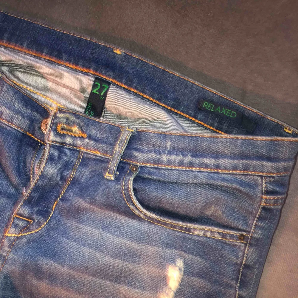 Jeans från Benetton lågt skurna med storlek waist 27. Jeans & Byxor.