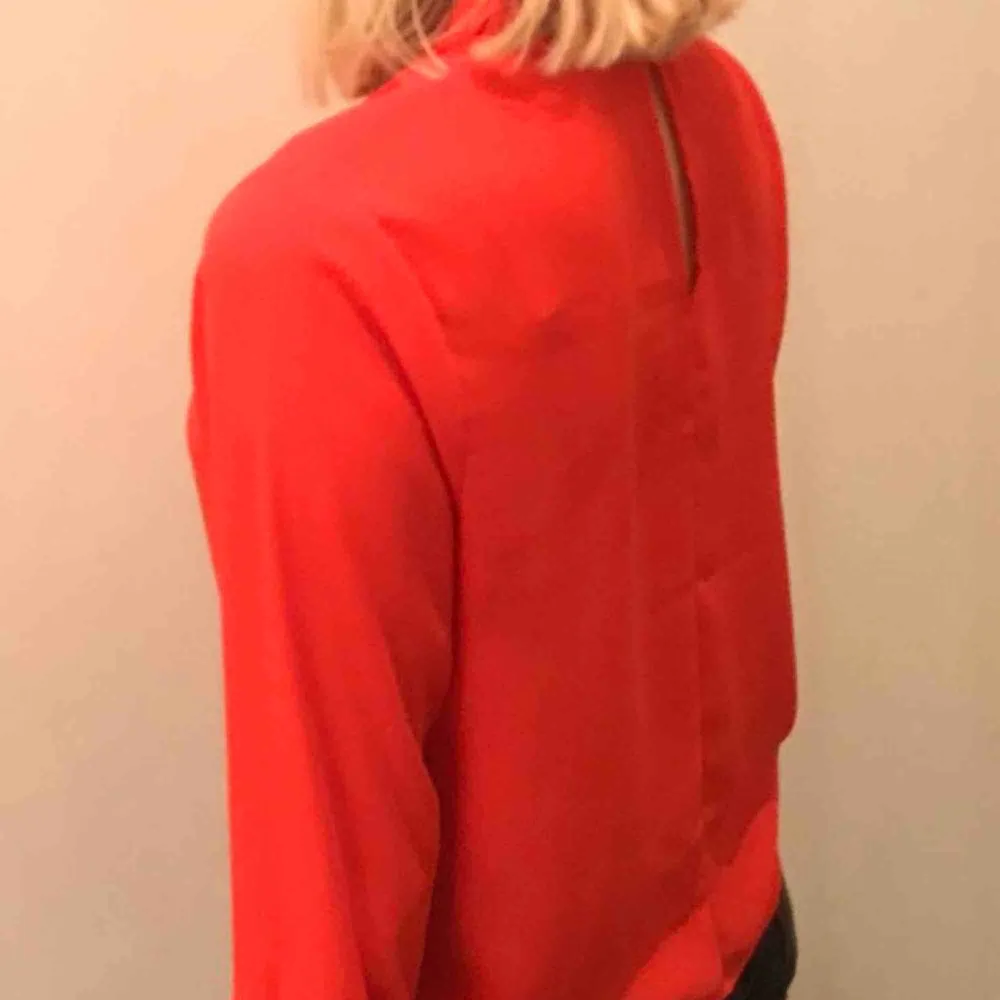 Säljer denna gulliga röda blus från Gina Tricot i storlek 34. Säljer pga att den bara hänger i garderoben, inte min stil längre🥰. Blusar.