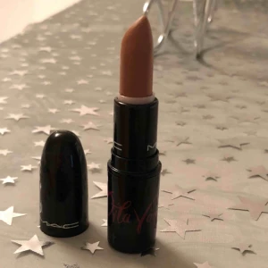  - M.A.C läppstift 💋 Matte honeylove Bara testad 