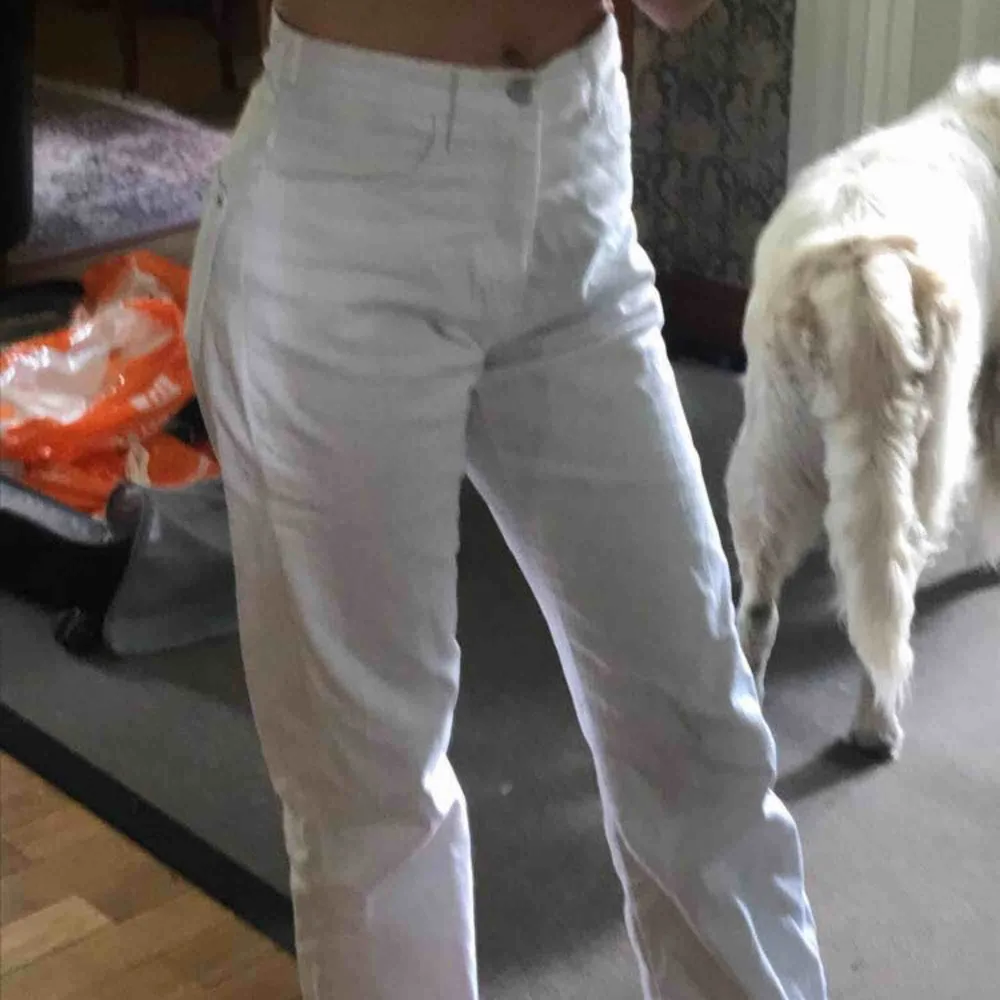 snygga vita jeans som är raka i modellen! vet ej vart dom är ifrån då dom är köpta på second hand💕 frakt tillkommer på 59kr (möts ej upp!!) 💕. Jeans & Byxor.