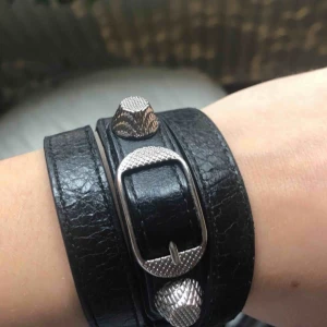  - Ett balenciaga armband! Jätte fint, älskar det men har tyvärr rasat i vikt så kan inte ha det längre, ett utav mina favoriter! Kan både frakta och mötas upp 💕 